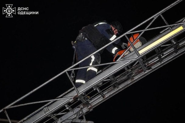 На місцях ударів працювали рятувальники / © ДСНС