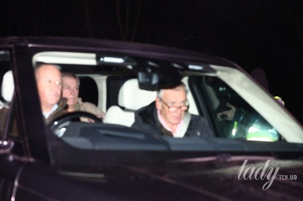 Бывший принц Эндрю на заднем сидении автомобиля покидает полицейский участок  / © Getty Images