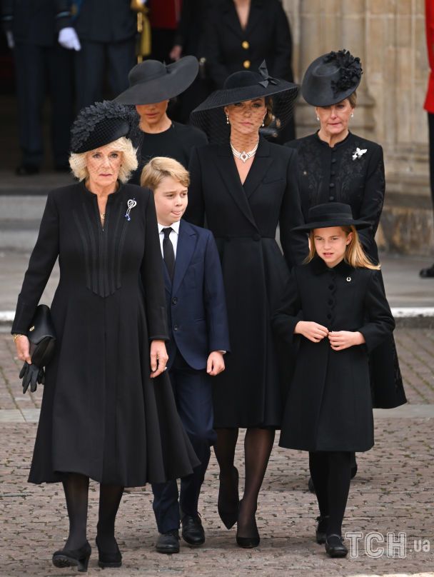 Королева Камілла, принц Джордж, принцеса Кейт, Меган Маркл, герцогиня Софі, принцеса Шарлотта / © Getty Images