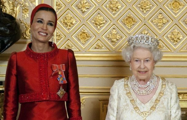 Елизавета II с женой эмира Катара / © Associated Press