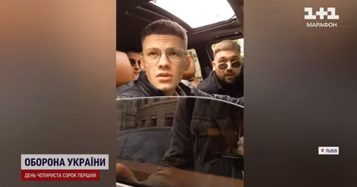 Обом молодикам і ще двом юнакам, які прийшли їх підтримати до поліції, військові вручили повістки