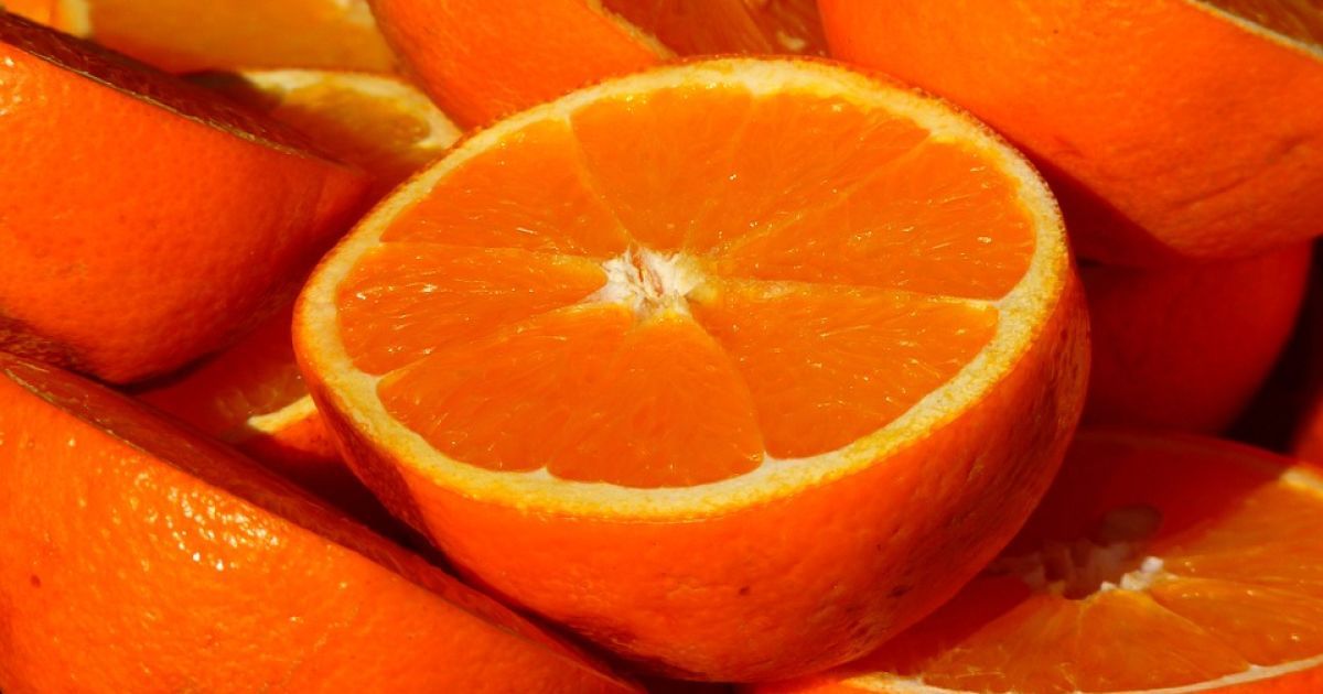 Неприятный сюрприз: в Одессе мужчина купил апельсины с червями (фото)