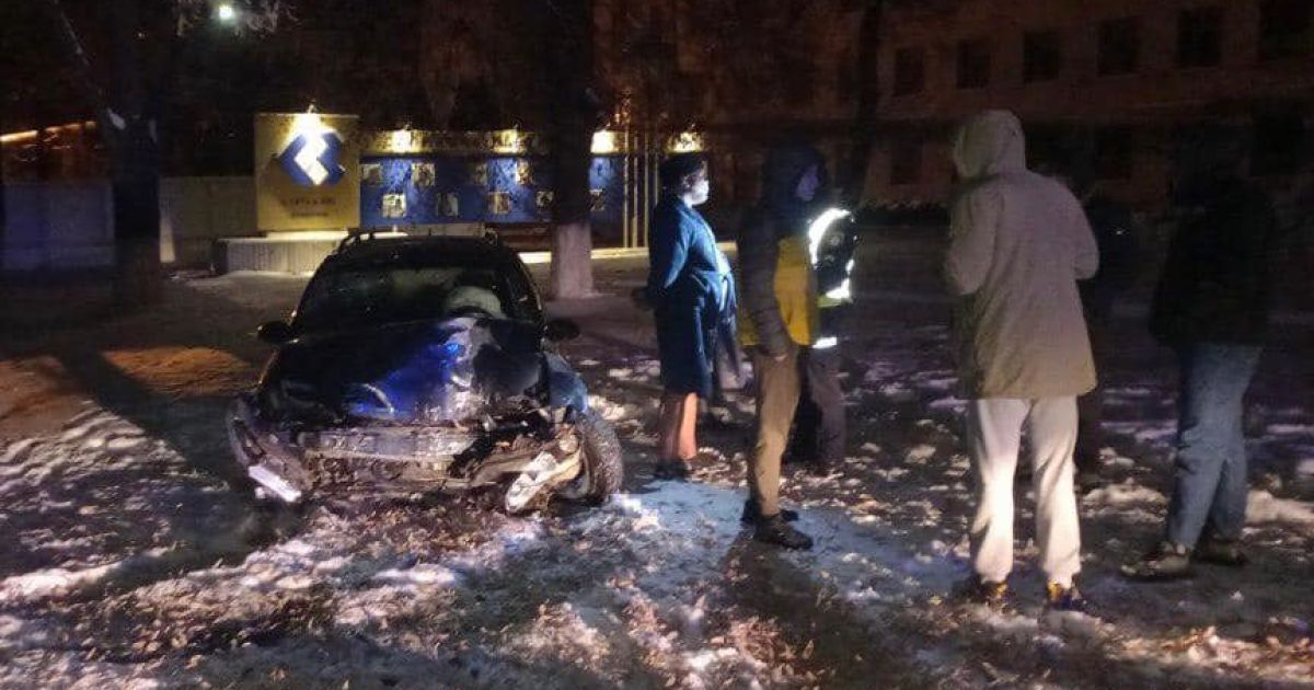 У Київській області чоловік наїхав на копа, зніс огорожу та влетів у дерево