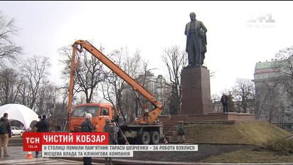С памятника Шевченко в Киеве смыли грязь десятилетий