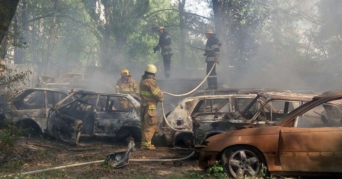 Пожежа на автостоянці в Києві_1 / © Управління ДСНС Києва
