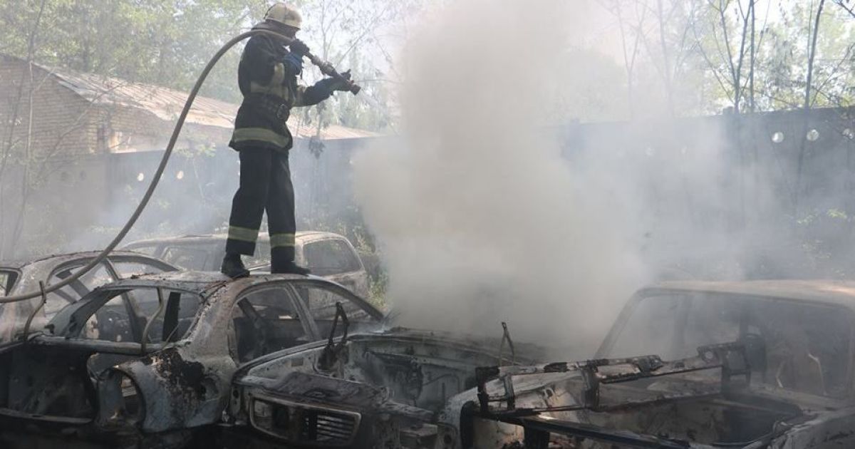 Пожежа на автостоянці в Києві_2 / © Управління ДСНС Києва