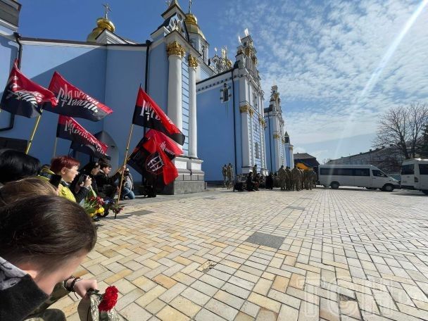 Віддати шану загиблим прийшли бойові побратими, друзі та знайомі / © ТСН.ua