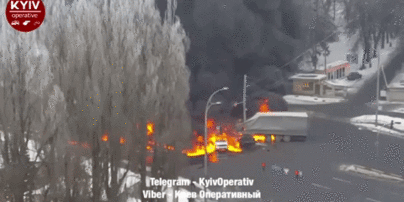 Появилось видео страшной аварии в Киеве, которая вызвала пожар