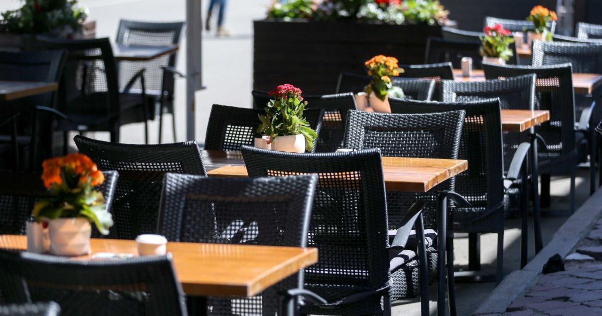 Во Львове из-за COVID-19 ограничат массовые мероприятия и работу десяти заведений: подробности