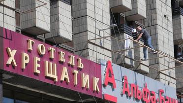 Охранник уговаривает неизвестного вернуться к зданию / © УНИАН