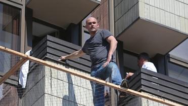 Охранник уговаривает неизвестного вернуться к зданию / © УНИАН
