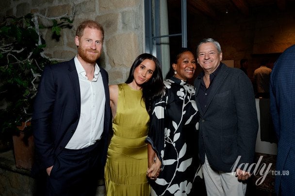 Гарри и Меган с Тедом Сарандосом и его женой Николь Авант / © Getty Images