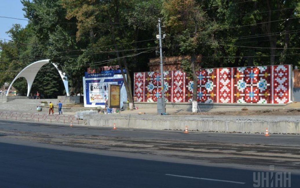 Огромное панно "Украинские узоры" в виде подольского вышиваного рушныка появилось в Виннице. Арт-объект размещен на стене длиной 18 метров и высотой в четыре метра / © УНИАН