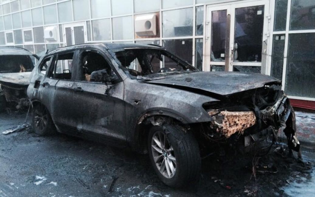 У Києві вщент вигоріли дві іномарки / © facebook/Юлія Цаголова