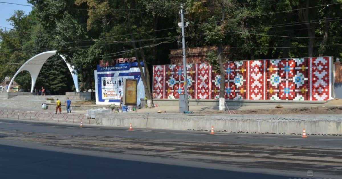 Огромное панно "Украинские узоры" в виде подольского вышиваного рушныка появилось в Виннице. Арт-объект размещен на стене длиной 18 метров и высотой в четыре метра / © УНИАН