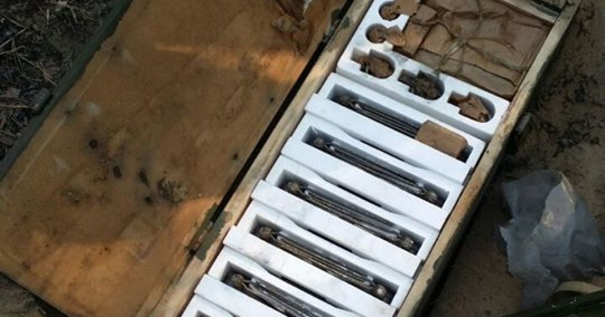 В лесу в районе Станицы Луганской в секторе А спецназовцы 8-в хмельницкого полка ГУР МО с помощью міношукача закопанный в земле схрон