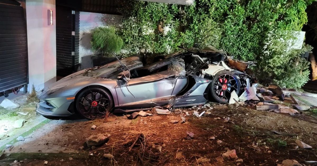 У США вантажівка врізалася в будинок та розтрощила унікальну Lamborghini за мільйон доларів