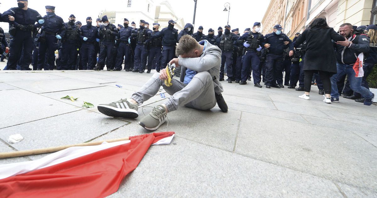 У Польщі підприємці вийшли на вулиці через карантин: поліція застосувала сльозогінний газ