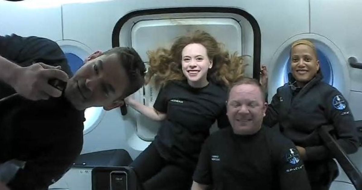 Исторические фото из космоса: участники первой туристической миссии SpaceX показали, как проводят время на борту