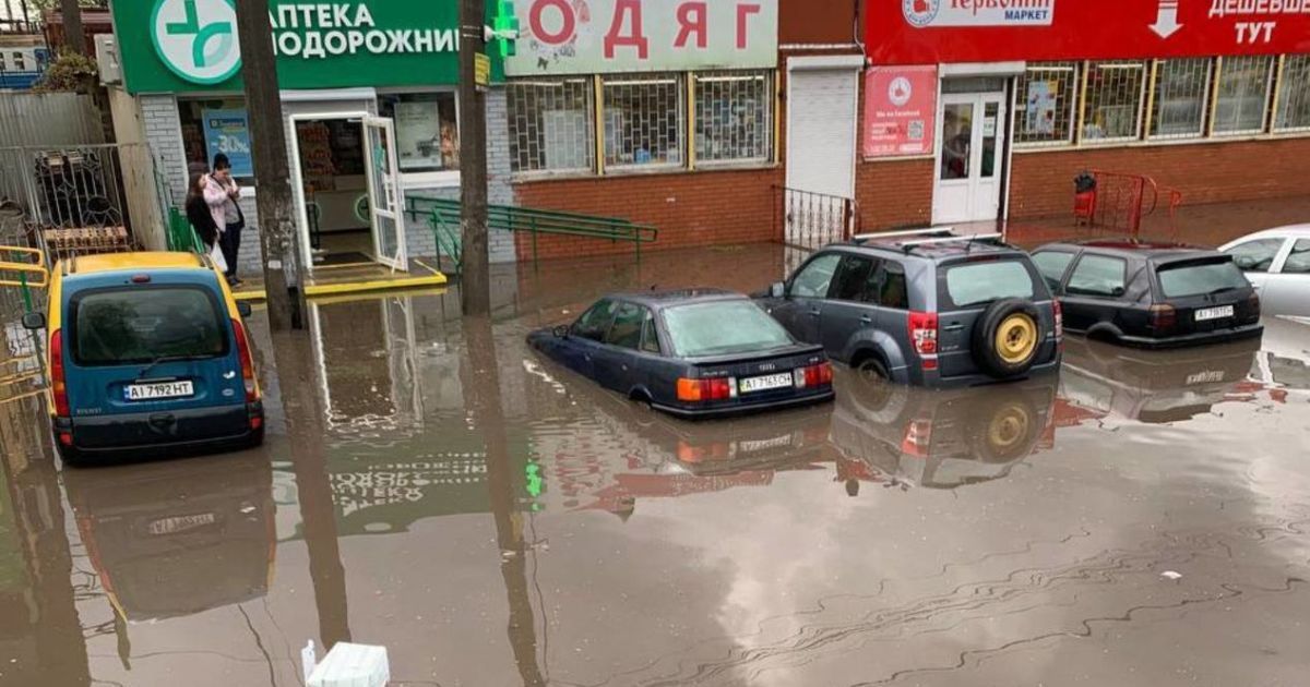 У Фастові після дощу автівки буквально плавали / Фото: Фастів Тайм: Новини