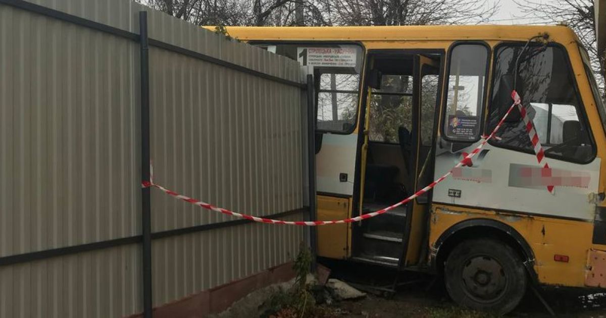 У Луцьку маршрутка з пасажирами в'їхала в будинок: водію стало зле за кермом_1 / © Суспільне