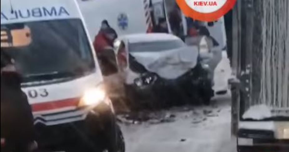 На трасі у Київській області у лобовому зіткненні загинув водій, ще 4 людей госпіталізовані