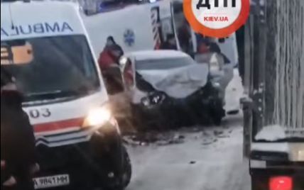На трассе в Киевской области в лобовом столкновении погиб водитель, еще 4 человека госпитализированы