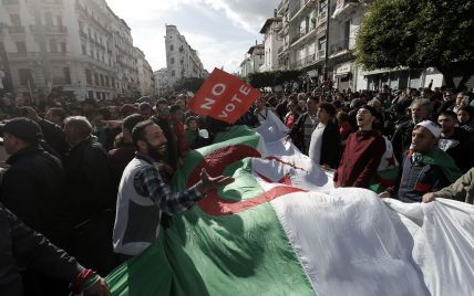 В Алжире избрали нового президента. Страна вновь взорвалась протестами