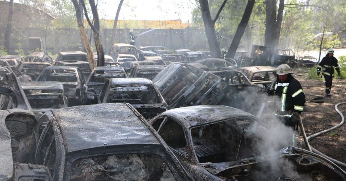 Пожежа на автостоянці в Києві_4 / © Управління ДСНС Києва