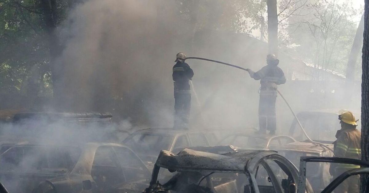 Пожежа на автостоянці в Києві_3 / © Управління ДСНС Києва