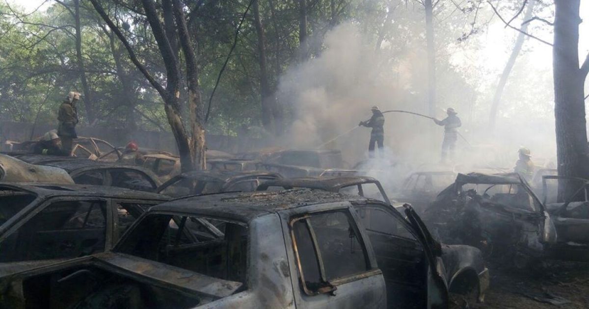 Пожежа на автостоянці в Києві_7 / © Управління ДСНС Києва