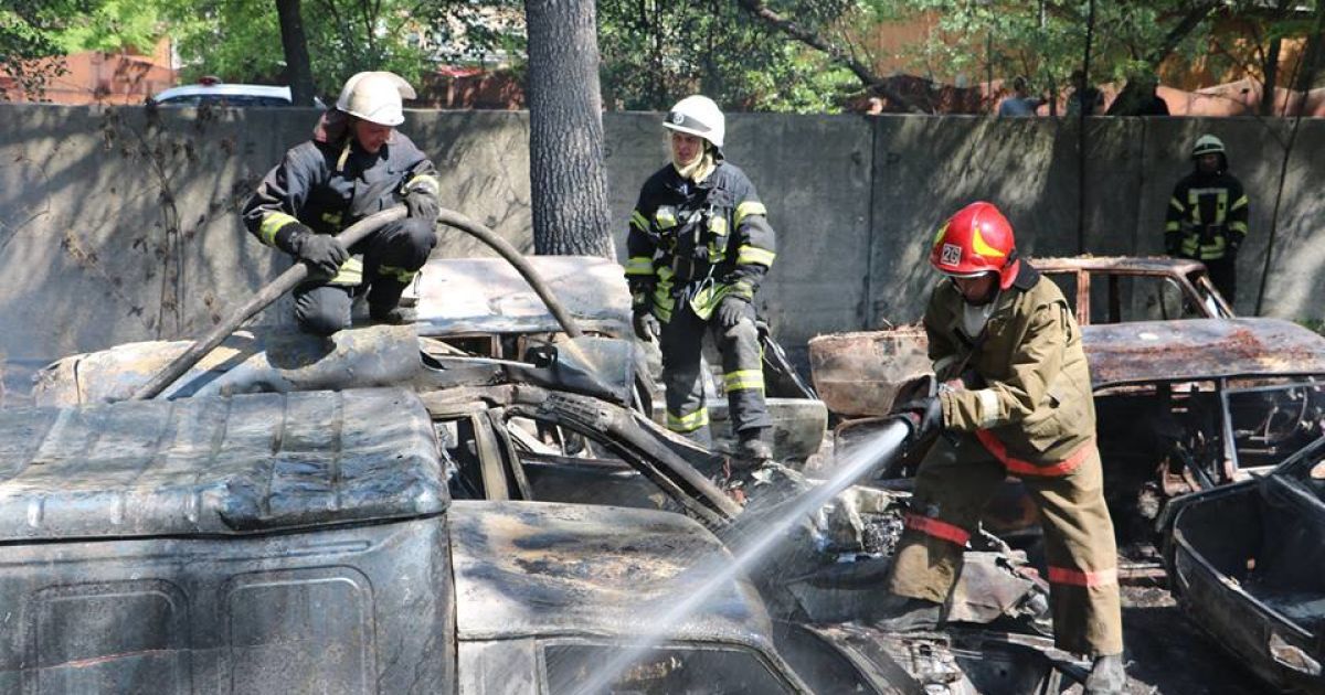 Пожежа на автостоянці в Києві_5 / © Управління ДСНС Києва