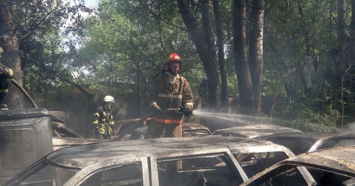 Пожежа на автостоянці в Києві_8 / © Управління ДСНС Києва