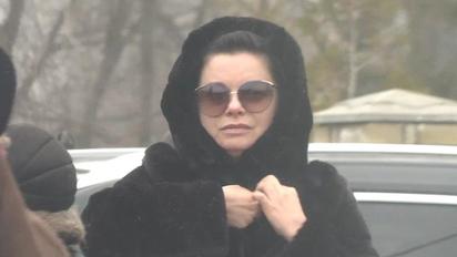 Наталя Корольова приїхала на похорони бабусі у шубі та темних окулярах