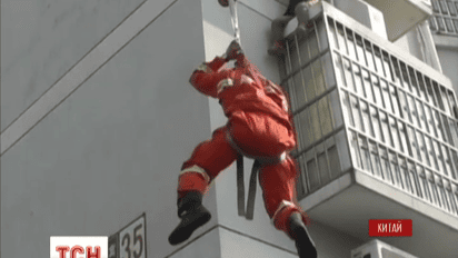 В місті Цзянсін пожежники спромоглися зняти з балкона другого поверху шестирічну дитину