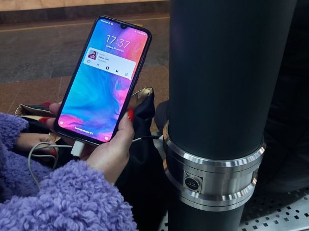 Пристрої для зарядки мобільних телефонів в метро