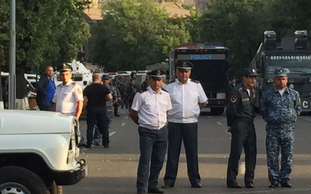 Самые массовые за долгие годы протесты в Армении закончились бархатным разгоном / © фото: Яна Слесарчук