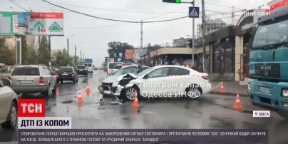 Новини України: в Одесі поліцейський проскочив на червоне світло і протаранив легковик