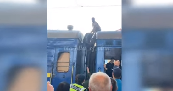 "Билеты дорогие": в Виннице полиция ловила мужчину в балаклаве, который ехал на крыше поезда