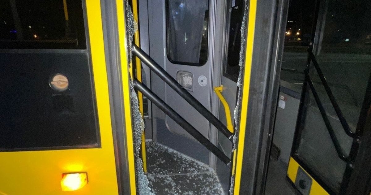 Розтрощені двері автобуса