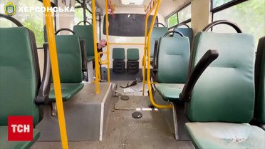 Вырвало двери и пол! Россияне всадили по автобусу с людьми в Херсоне