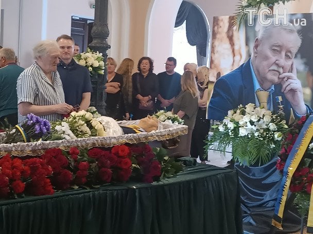 Юрий Евгеньевич на прощании с другом Игорем Покладом