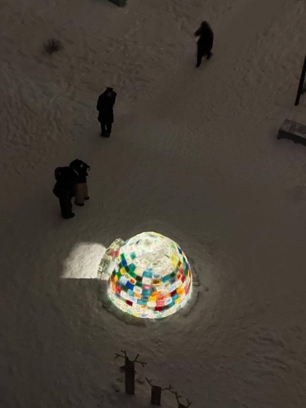 Цветная иглу изо льда во Львове / © соцмережі