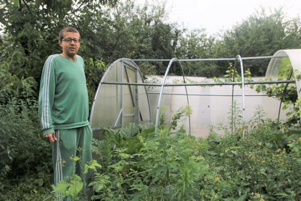 Віктор Ручко біля теплиці у себе на подвір'ї / Фото: Ґрати