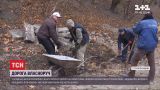 У Тернопільській області люди самотужки ремонтують дорогу на своїй вулиці