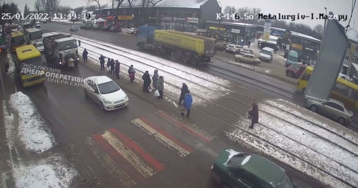 Хотіла скоротити шлях, а вкоротила віку: у Дніпрі вантажівка збила жінку за кілька метрів від "зебри" (відео 18+)