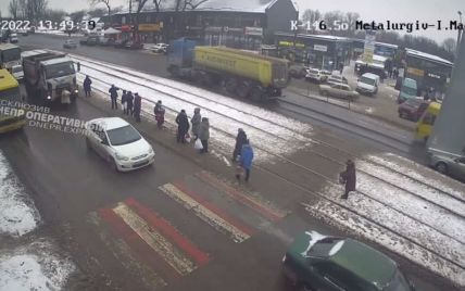 Хотела сократить путь: в Днепре грузовик сбил женщину в нескольких метрах от "зебры" (видео 18+)