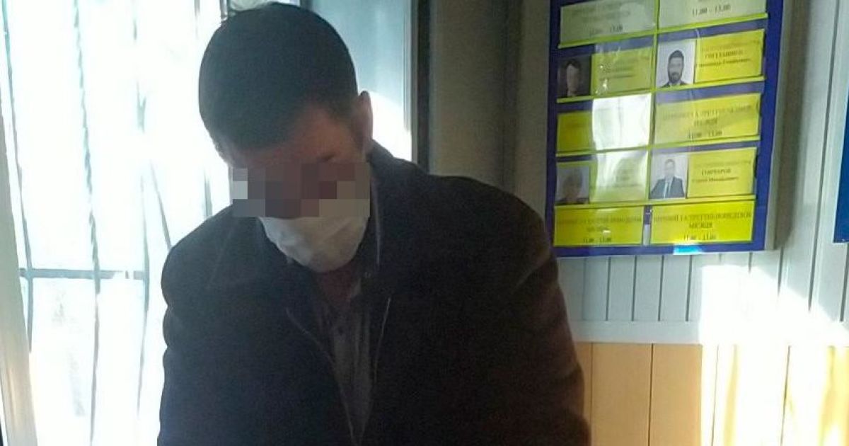 Карантин в Украине: в Николаевской области мужчина на требование полиции одеть маску начал угрожать ножом