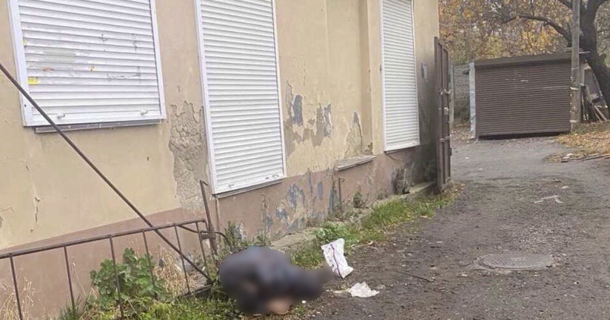 Лежав у неприродній позі: у Дніпрі знайшли закривавлений труп чоловіка