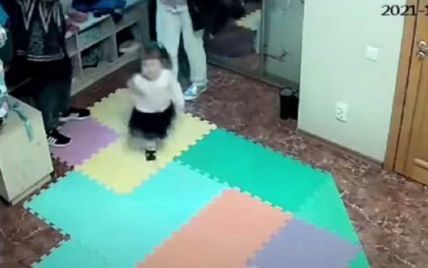 На Київщині у приватному дитсадку на очах у дітей побилися директорка та вихователька (відео)